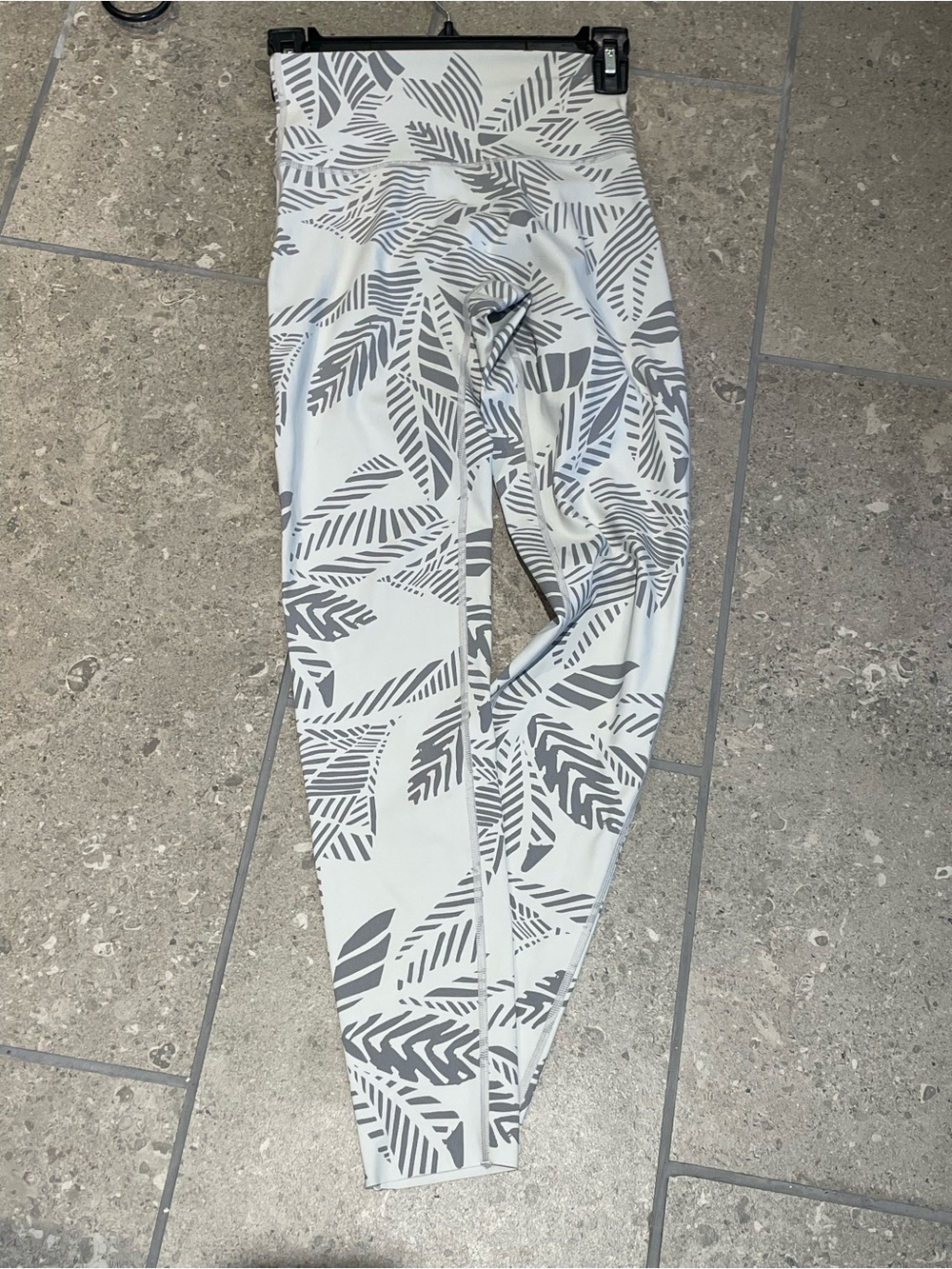 Aerie Women’s Chill play tropic-silver
and white print leggings in size
